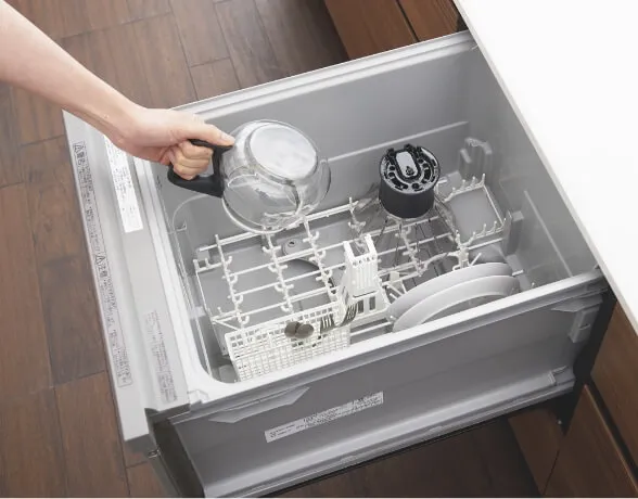 Washing the filter and glass server in a dishwasher