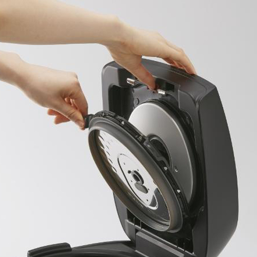 Hassle-Free Cleaning & Operation 