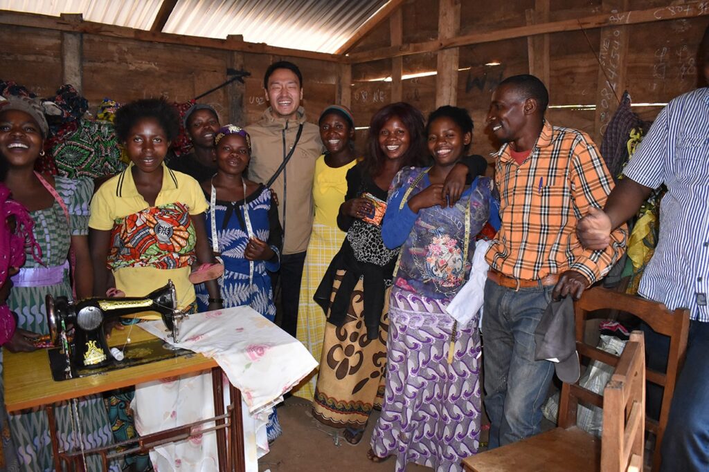 Akihiro Shima with the local people of the DRC.