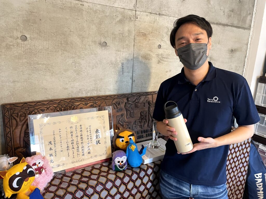 Akihiro Shima with a Tiger bottle.