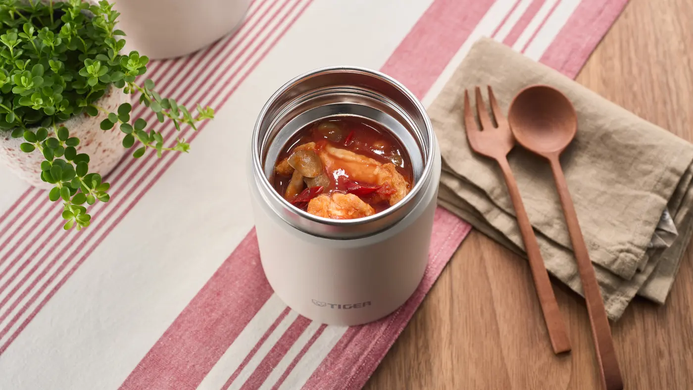 フードジャーに入った鶏肉ときのこのアラビアータ