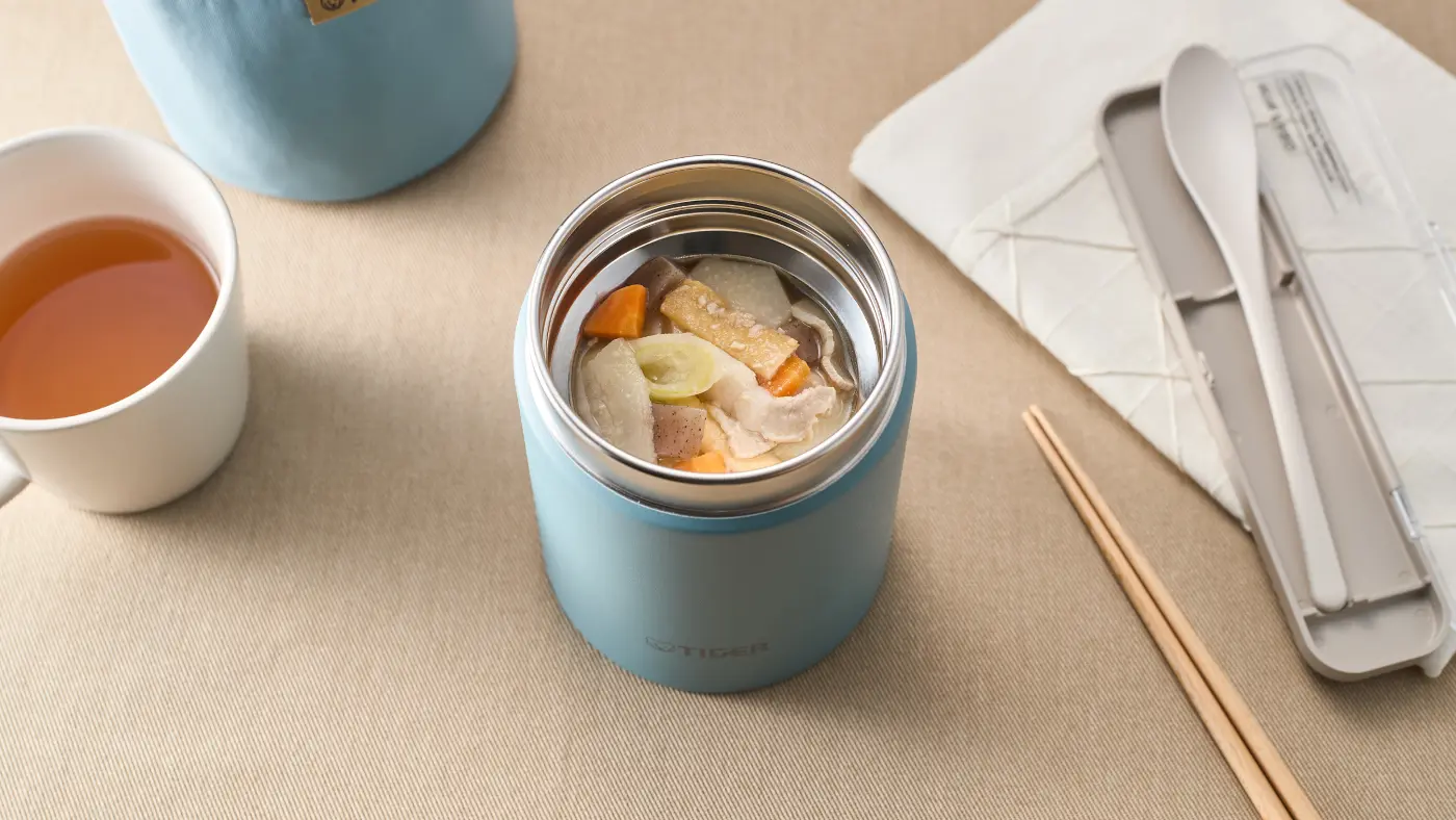 汁物を入れたフードジャーの様子