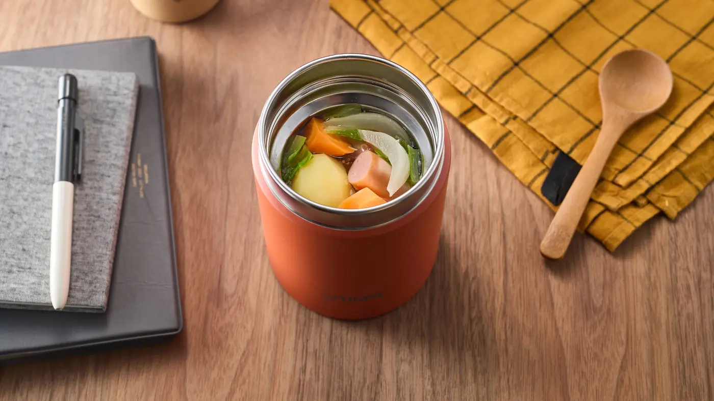 フードジャーに入ったたっぷり野菜のポトフ