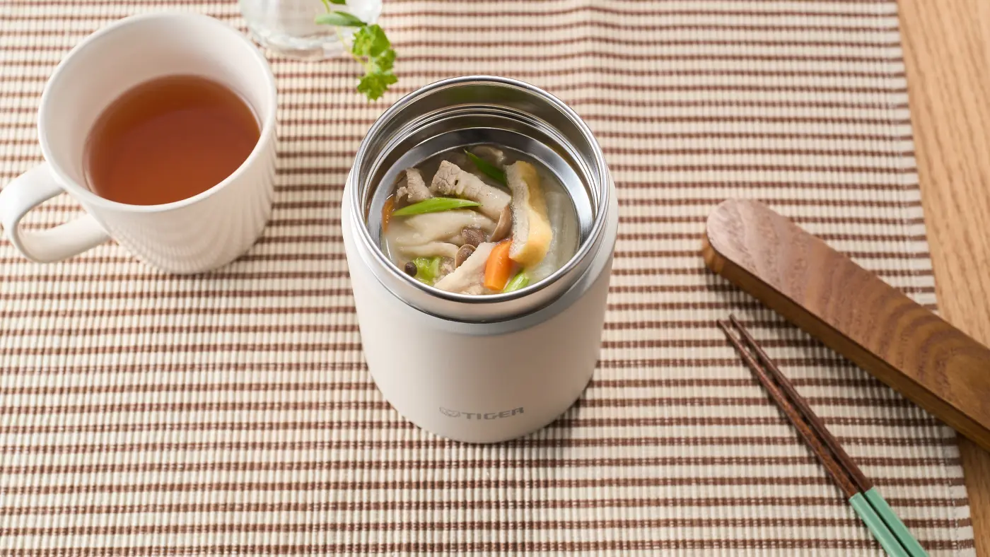 フードジャーに入った豚肉の粕汁