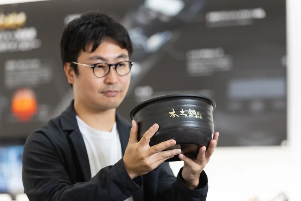 Mr. Tsujimoto discussing the clay pot.