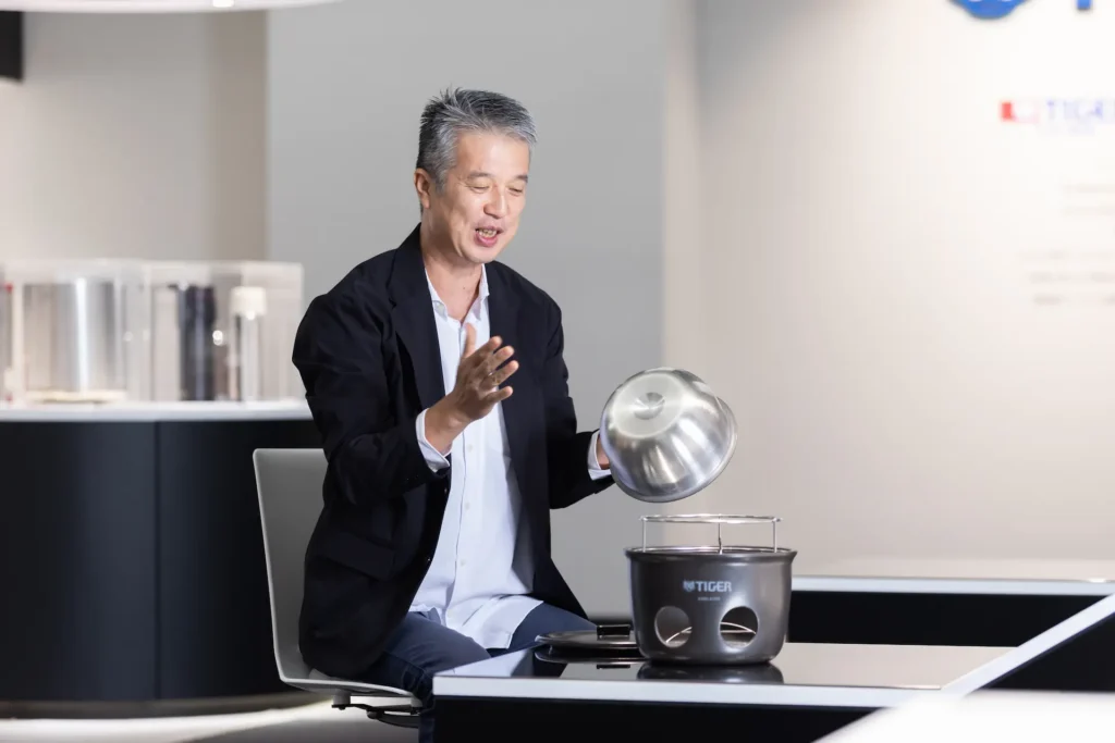 Explaining the magic of the inner pot.