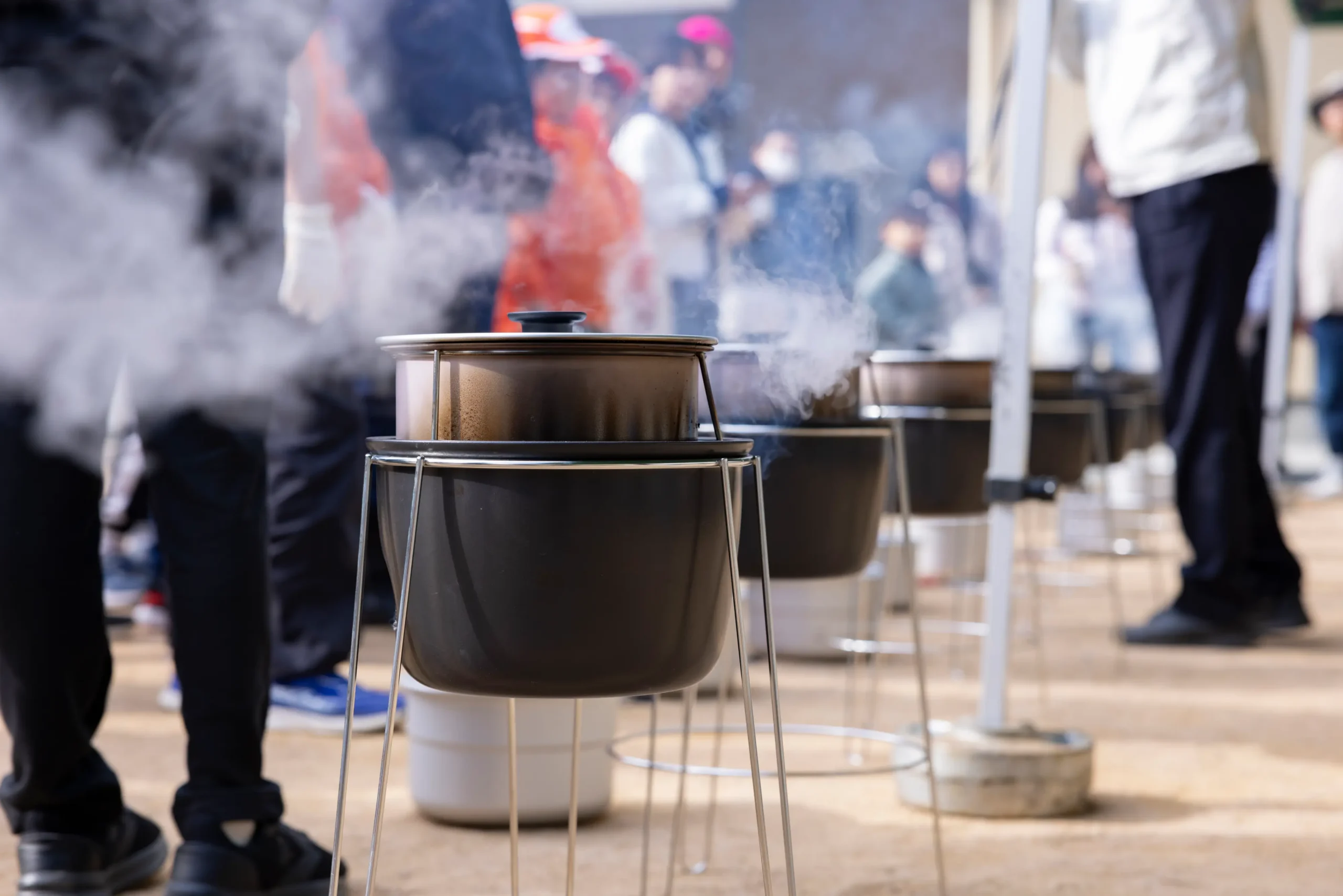 防災訓練を「参加したくなる場」へ。魔法のかまどごはんの炊き出し体験