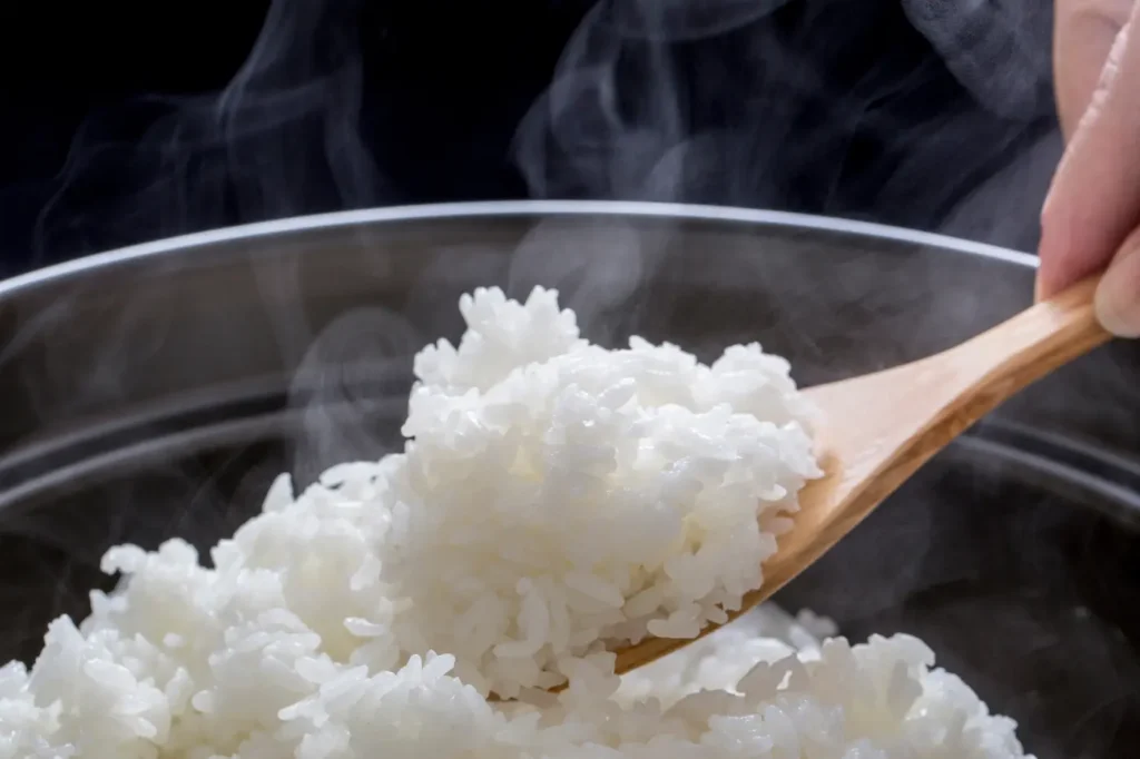 炊きたてのごはんをしゃもじですくっている様子